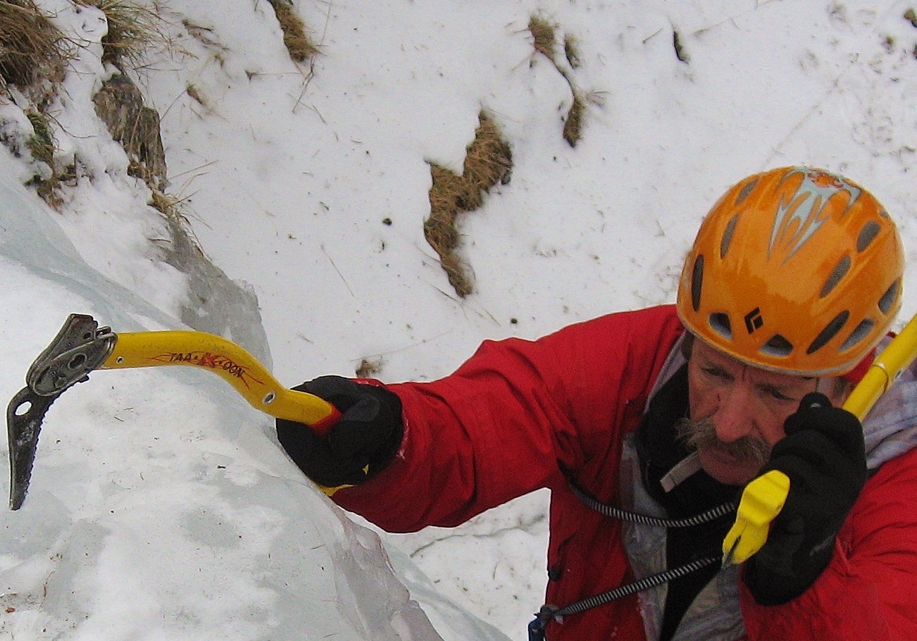 cascade,glace,cascade de glace,stage,guide,montagne,guide de haute montagne,mountain,guide,icefall,iceclimbing,ice,climbing,course,mountainguide,chamonix,beginner,advanced