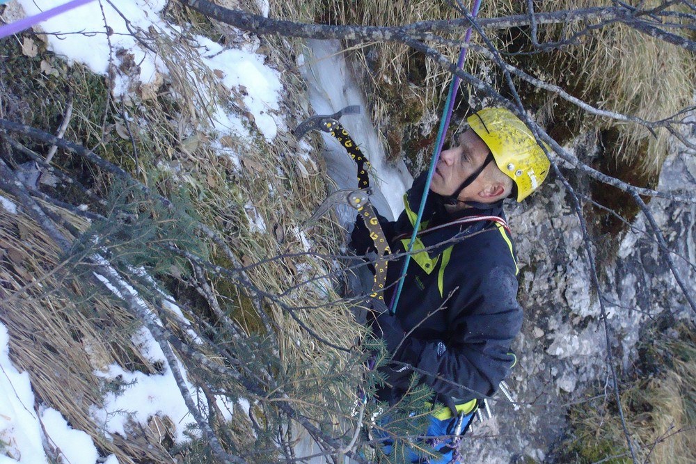 ice,climbing,course,cogne,mountain,guide,cascade,glace,dry,tooling,stage,initiation,guide,haute,montagne,iceclimbing,beginner