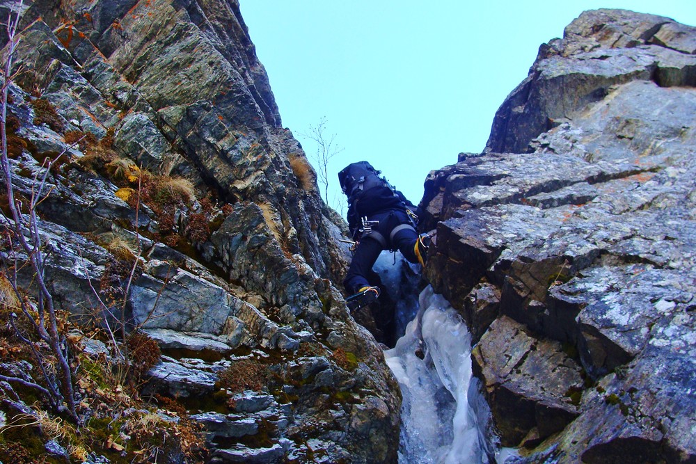 ice,climbing,course,cogne,mountain,guide,cascade,glace,dry,tooling,stage,initiation,guide,haute,montagne,iceclimbing,beginner