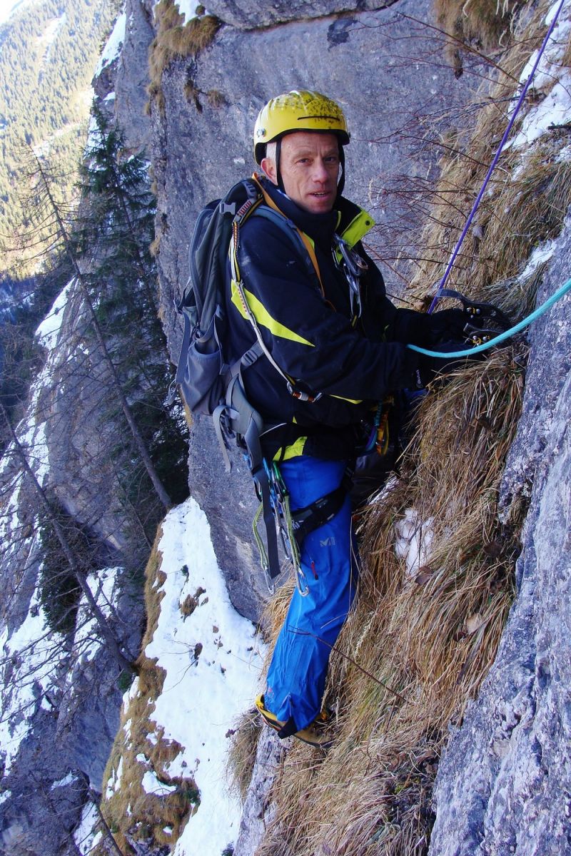 ice,climbing,course,cogne,mountain,guide,cascade,glace,dry,tooling,stage,initiation,guide,haute,montagne,iceclimbing,beginner